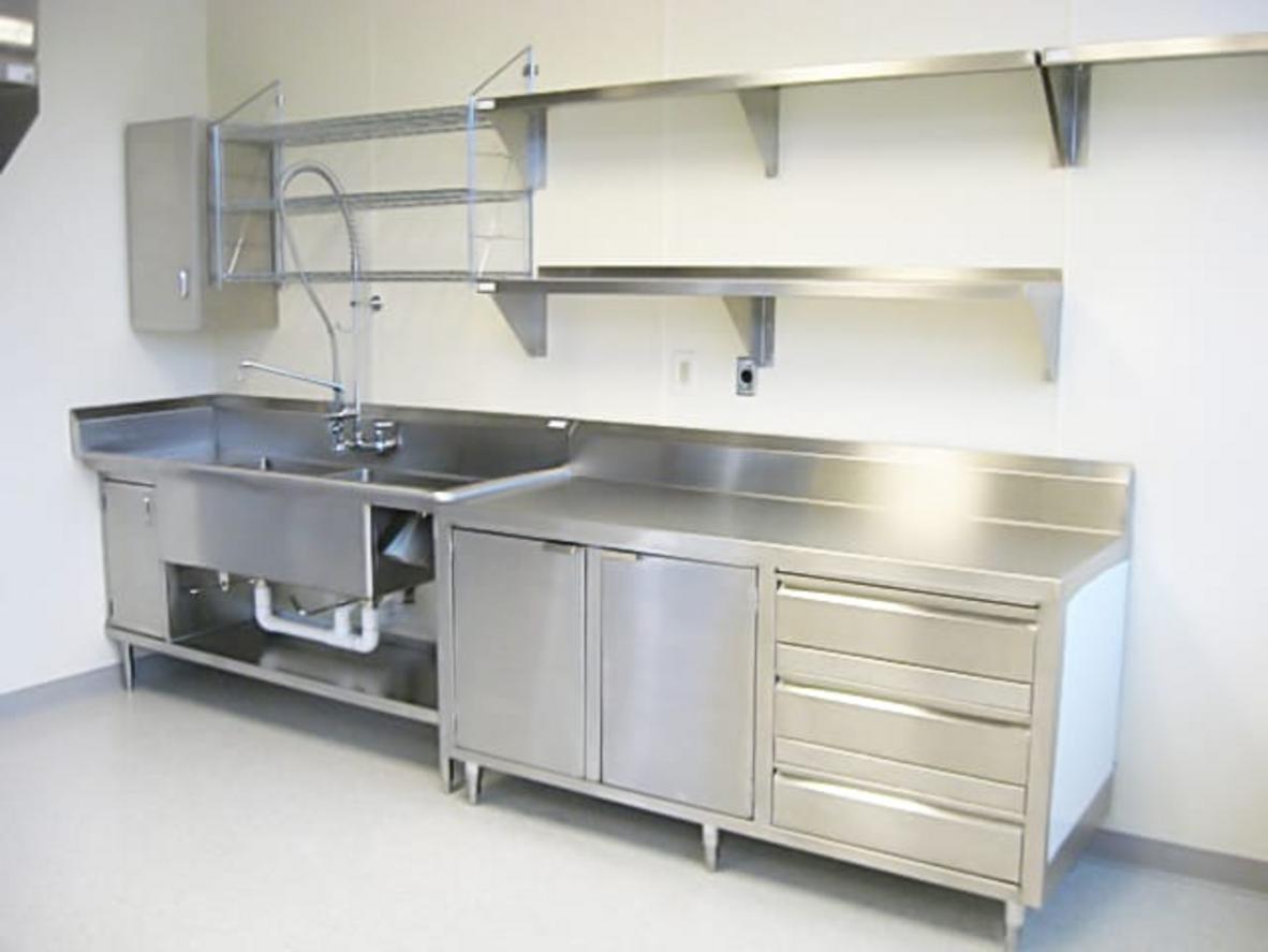 Các chi tiết tấm inox được cắt laser CNC và chấn gấp trước khi hàn lắp ráp.