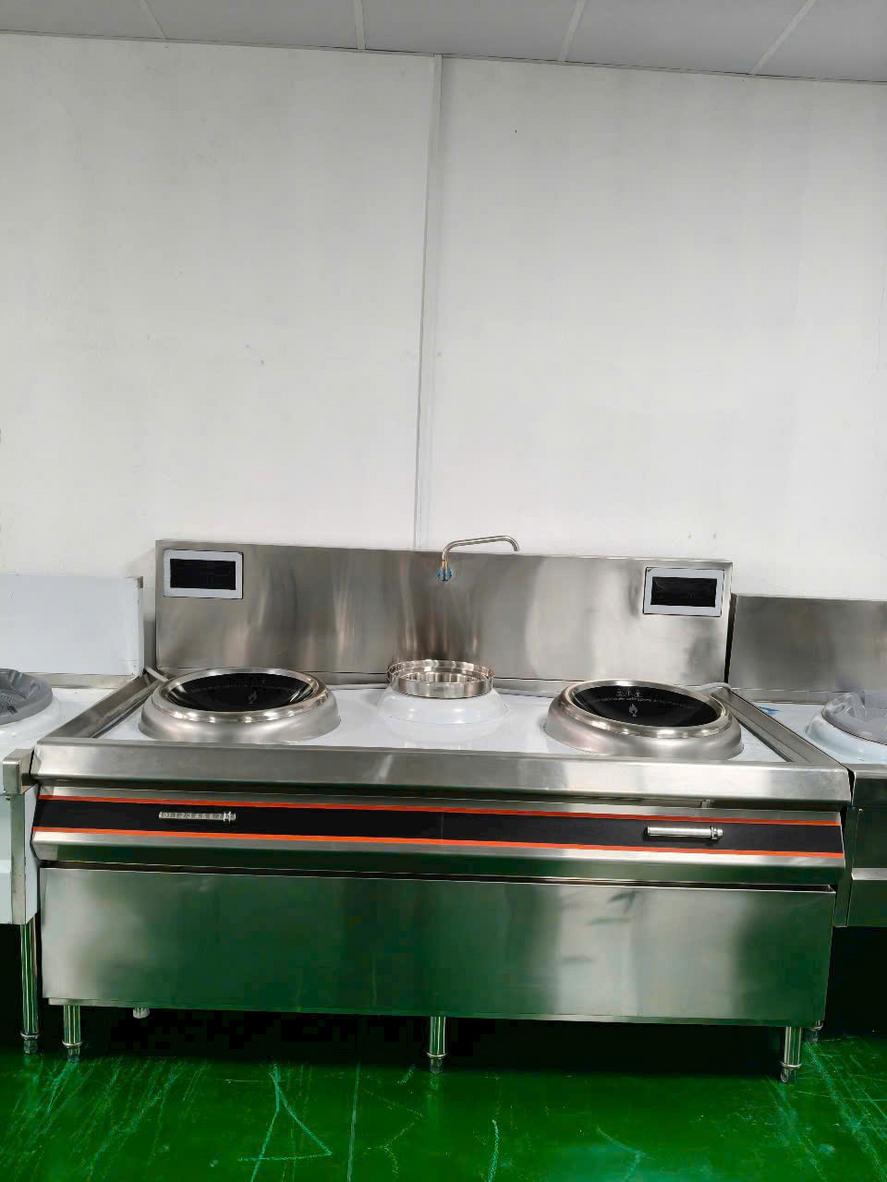 Hai loại bếp từ đơn công nghiệp phổ biến: mặt phẳng (trái) và mặt lõm (phải).