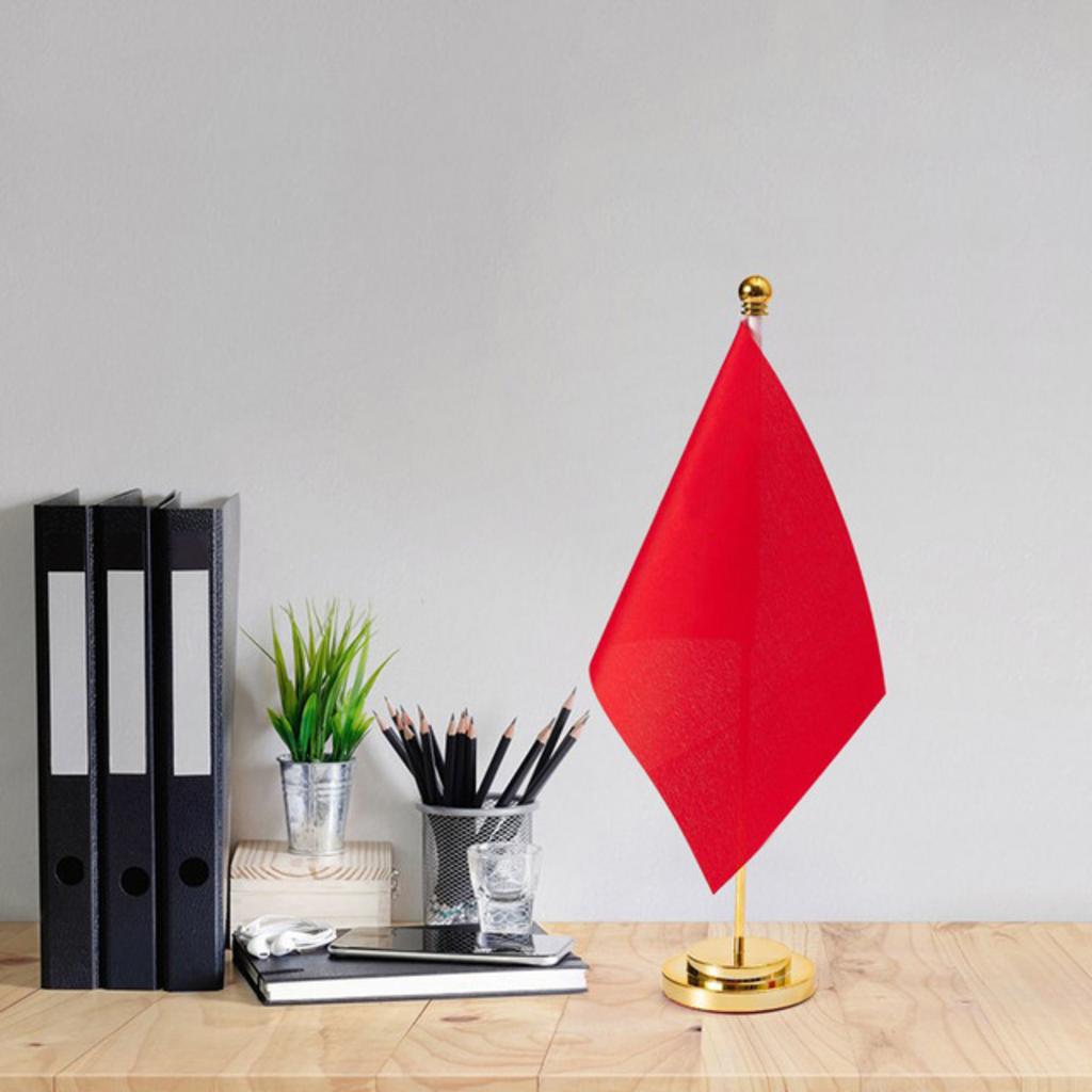 So sánh trực quan các loại cột cờ để bàn làm từ inox 304, đồng mạ vàng và gỗ.