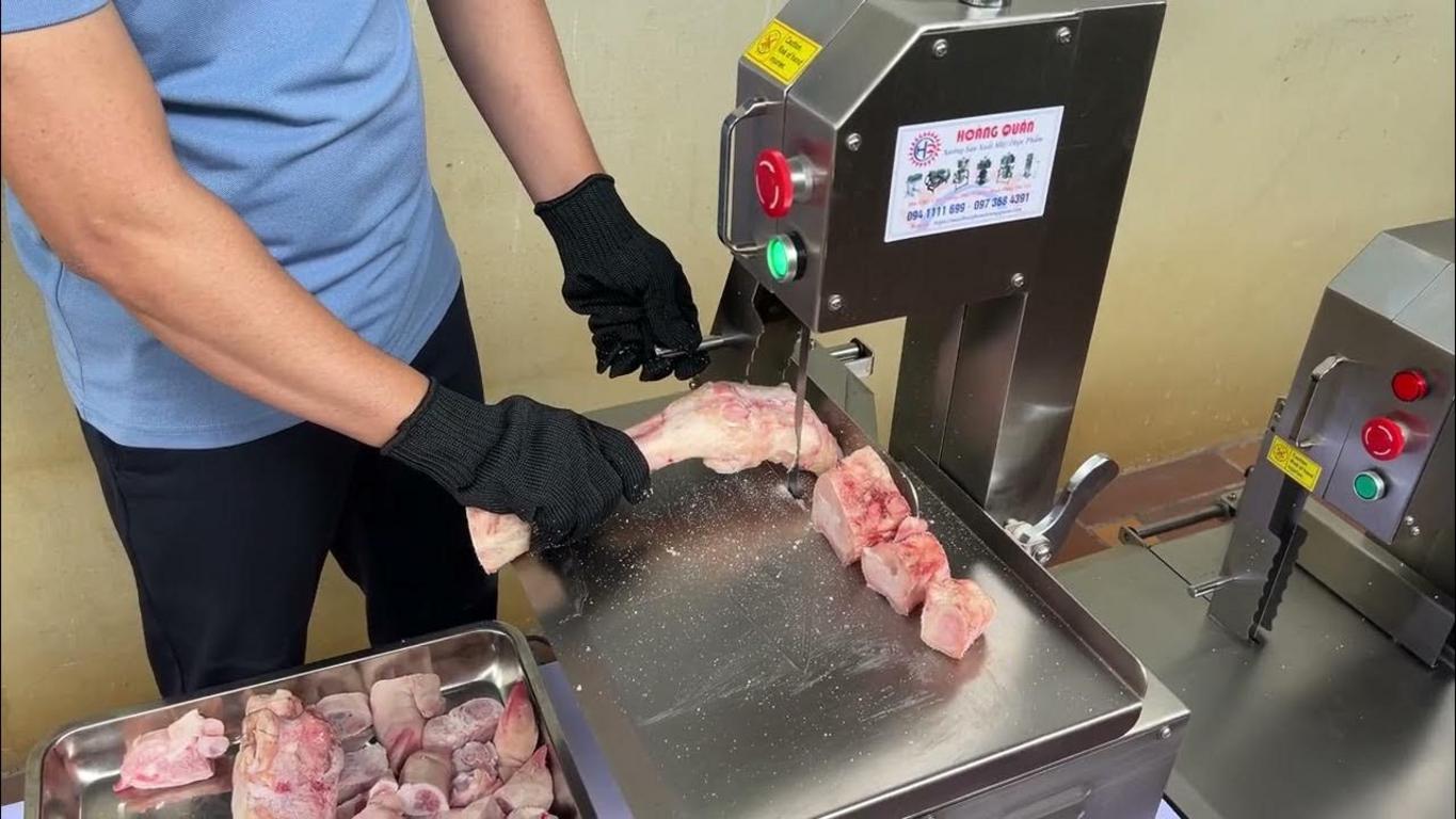 So sánh trực quan giữa máy cưa xương mini và máy cưa xương công nghiệp.