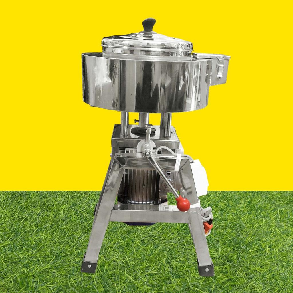 So sánh trực quan kích thước giữa máy xay giò chả gia đình mini và máy công nghiệp.