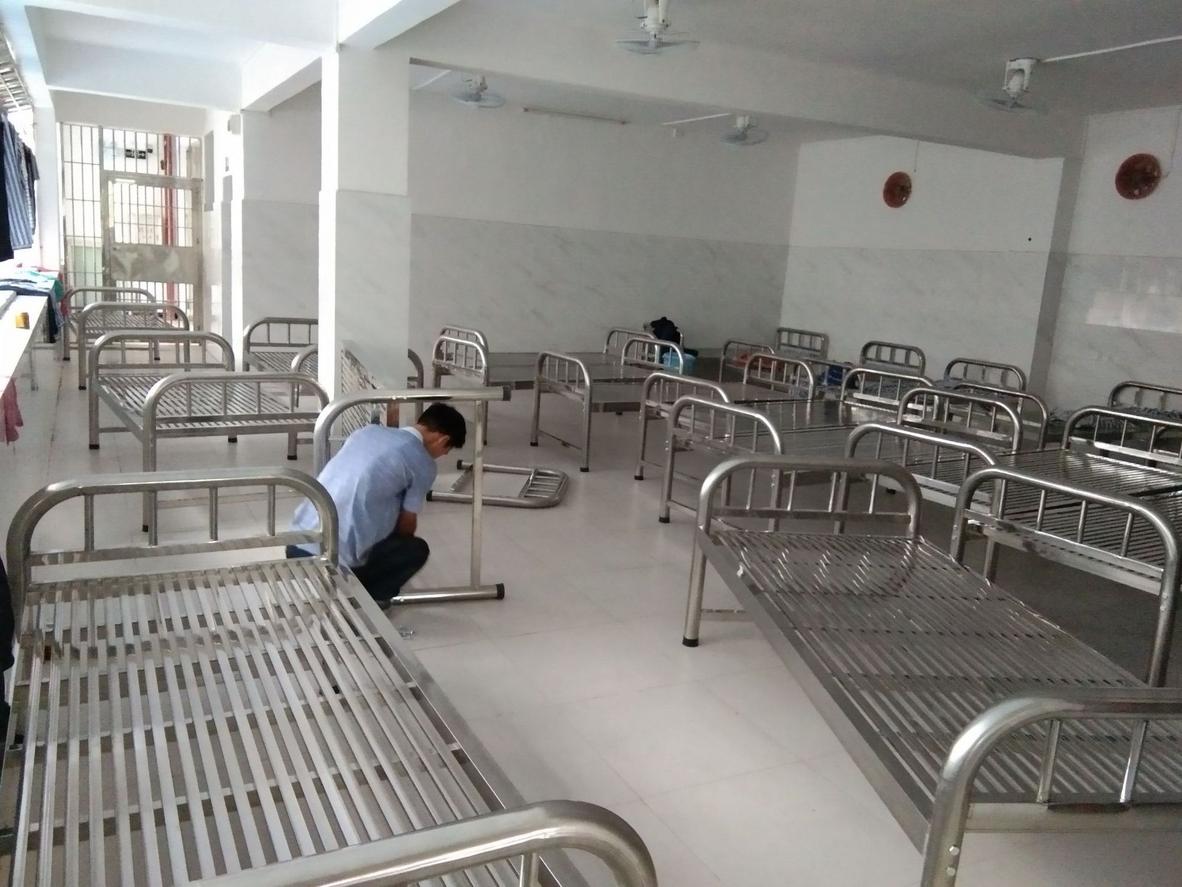 Đa dạng các loại thiết bị inox, từ xe đẩy, tủ thuốc đến bàn khám, đáp ứng mọi nhu cầu của cơ sở y tế.