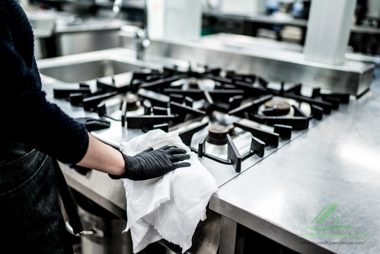 Bộ công cụ, PPE và hóa chất inox tiêu chuẩn trước khi bảo dưỡng.