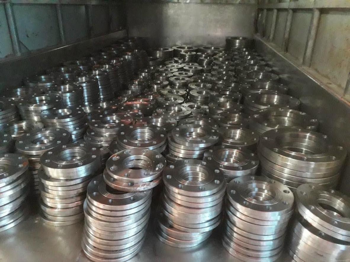 Quy trình gia công mặt bích inox hiện đại: cắt – CNC – hàn – QC – đóng gói.