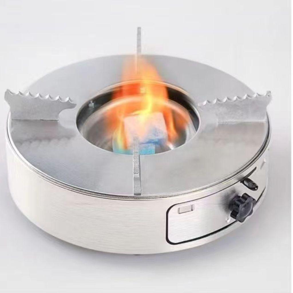 Quản lý mua hàng đang đánh giá chất liệu và thiết kế của bếp cồn inox cho dự án nhà hàng mới.