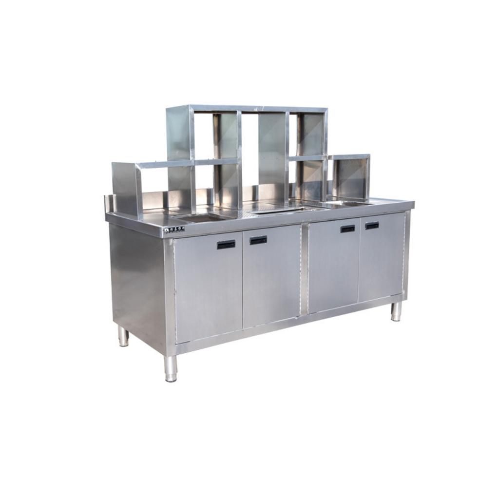 Một mẫu quầy pha chế inox chuyên nghiệp, hiện đại được lắp đặt tại một quán cà phê.