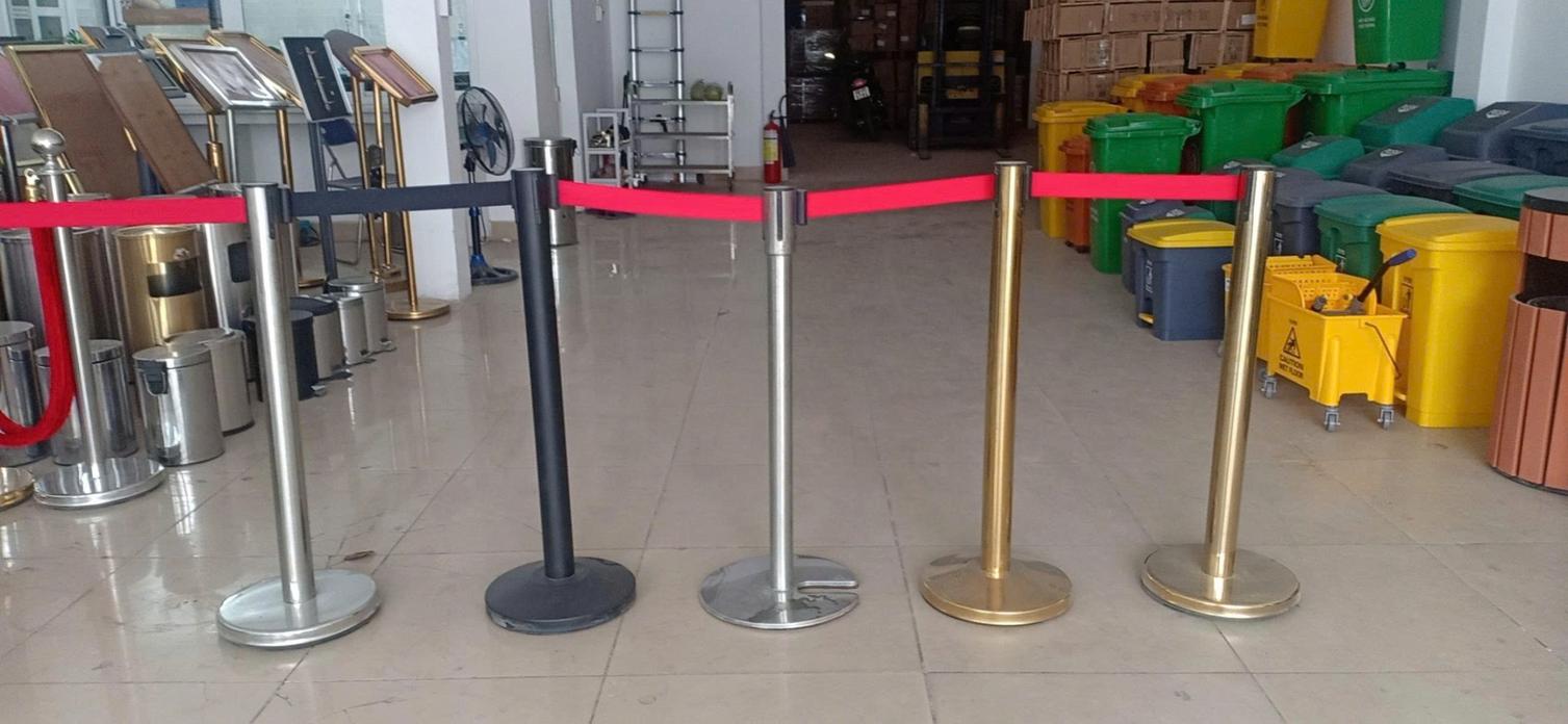 Sơ đồ minh họa cách bố trí cột chắn inox tạo hàng và đảm bảo khoảng cách an toàn.