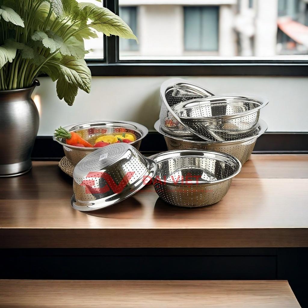 Các sản phẩm gia dụng inox 304 phổ biến trong bếp gia đình và bếp công nghiệp.