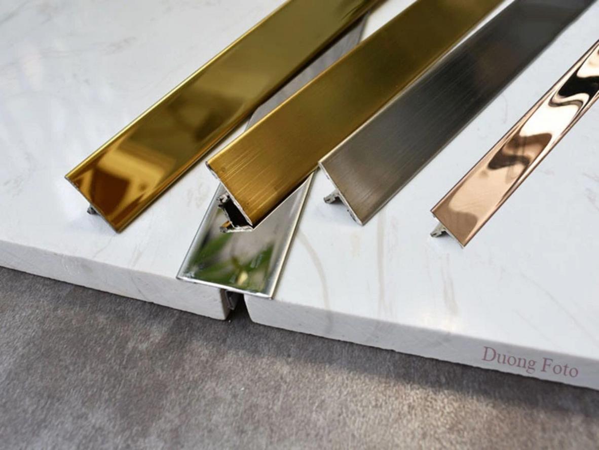 Chuỗi công nghệ gia công nẹp inox: CAD – laser – rãnh V – chấn CNC – hoàn thiện – PVD – QC – đóng gói.