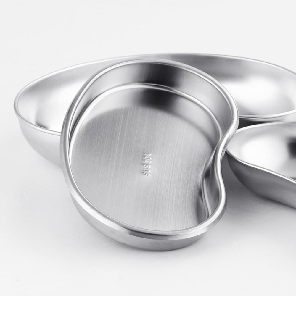 Nhân viên y tế thực hiện quy trình vệ sinh và khử khuẩn xe tiêm inox.