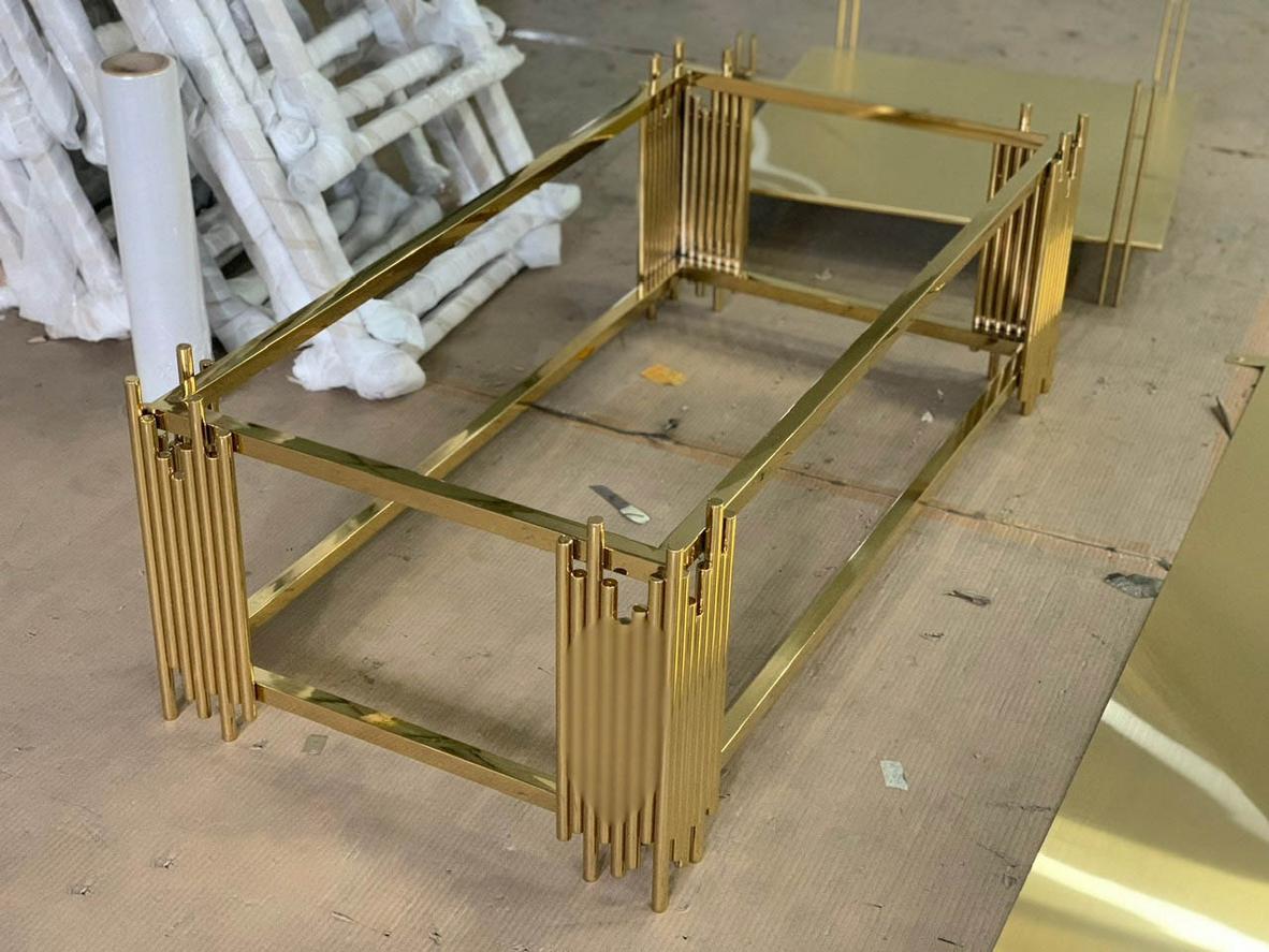 So sánh lỗi bong tróc/loang màu khi chọn sai vật liệu và xử lý bề mặt kém.