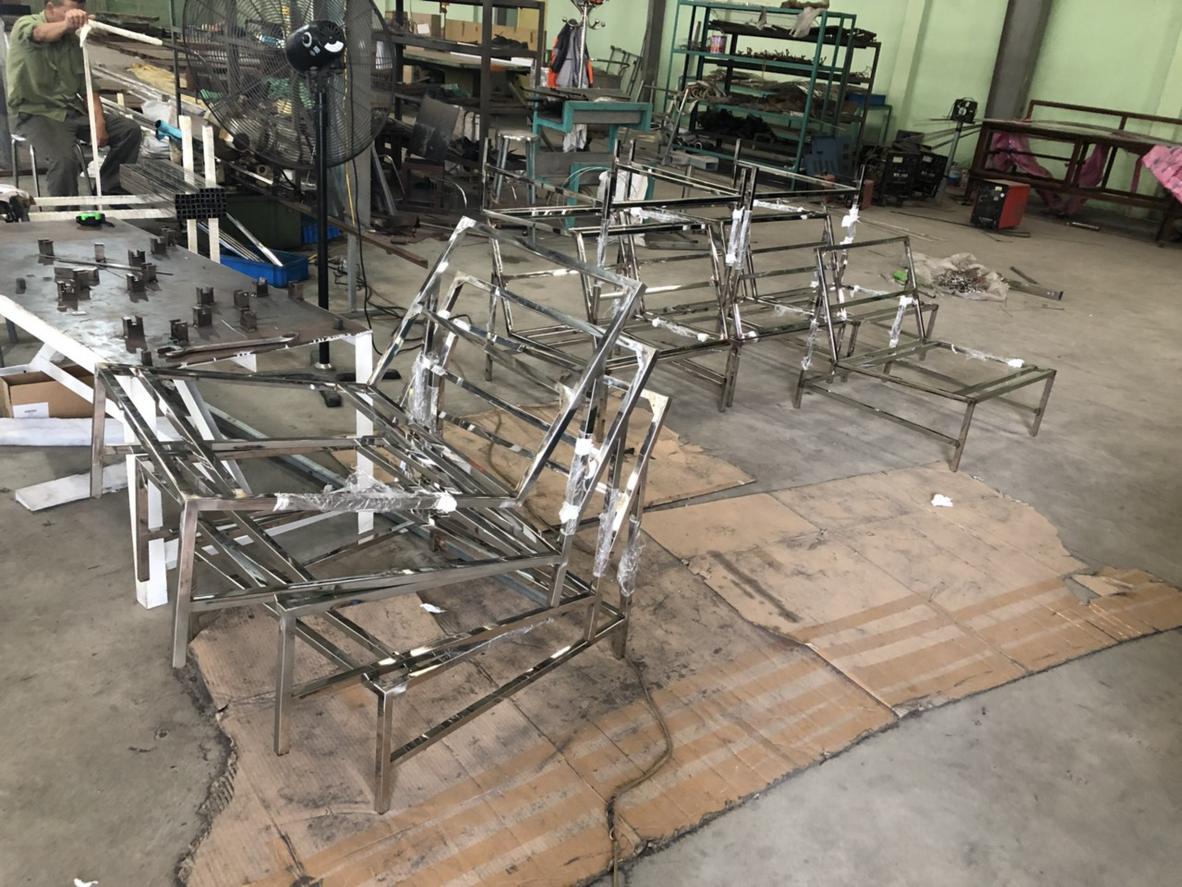 Kỹ sư đo kiểm khe hở và dung sai sau lắp đặt.