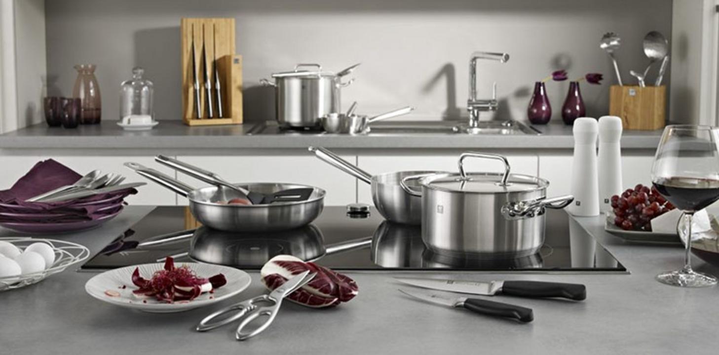 Giao diện điều khiển bếp thông minh qua máy tính bảng, tích hợp công nghệ IoT.