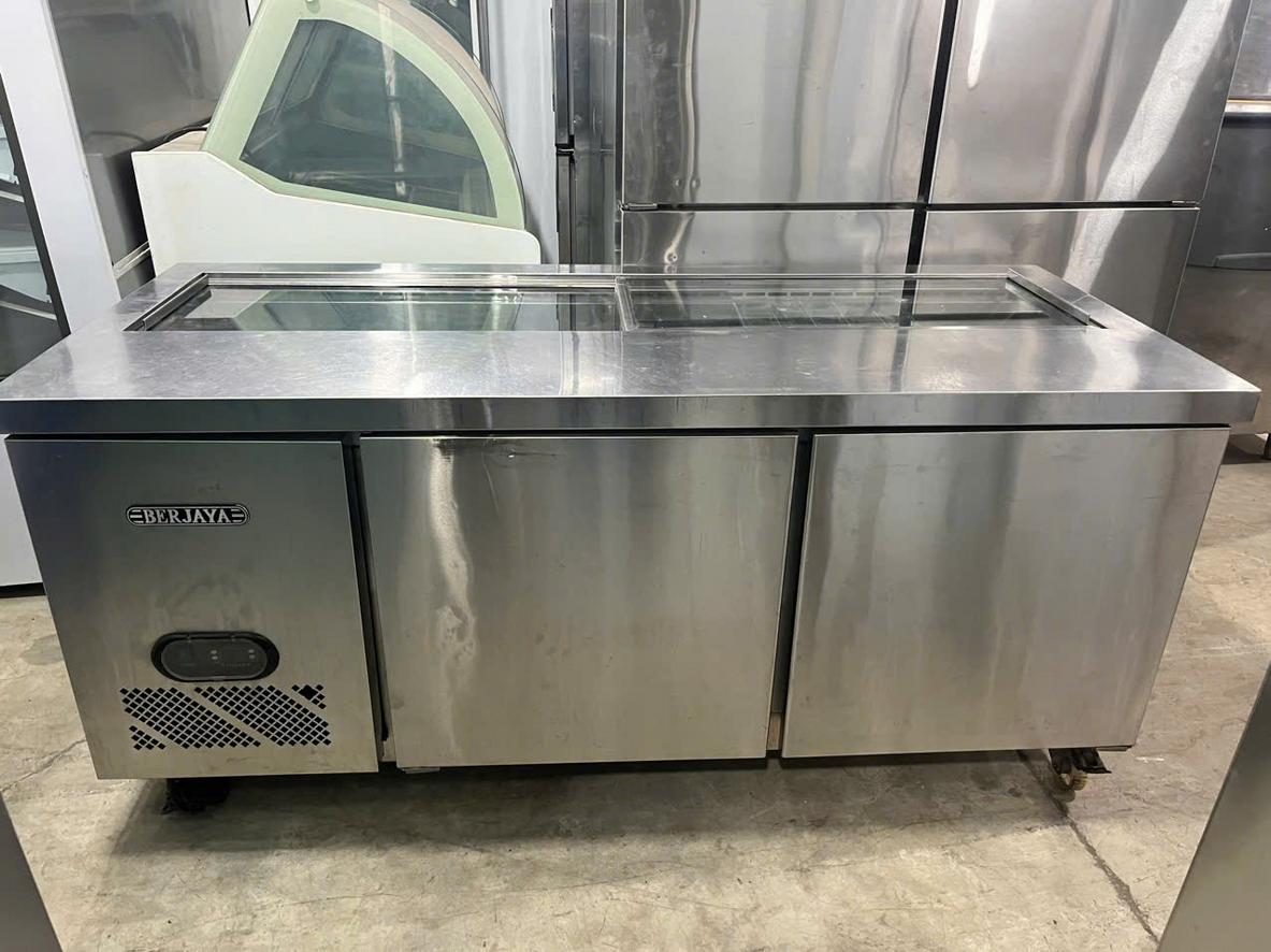 Sơ đồ chi tiết các bộ phận cấu thành nên một chiếc bàn salad công nghiệp.