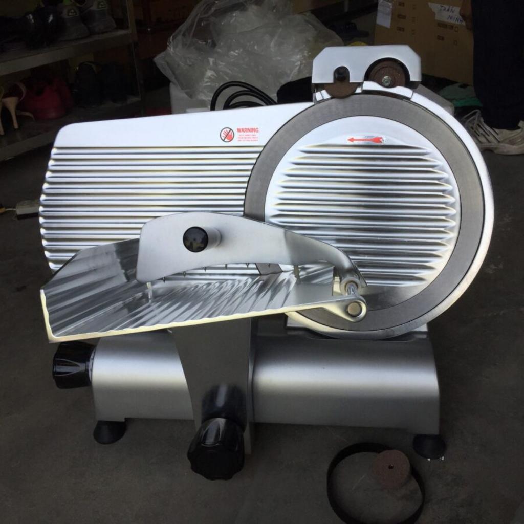 Sơ đồ minh họa dây chuyền sản xuất xúc xích công nghiệp từ khâu xay thịt đến đóng gói thành phẩm.