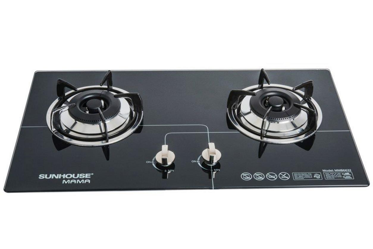 Sơ đồ kỹ thuật thể hiện các yêu cầu về khoảng cách an toàn và kết nối khi lắp đặt bếp gas âm.