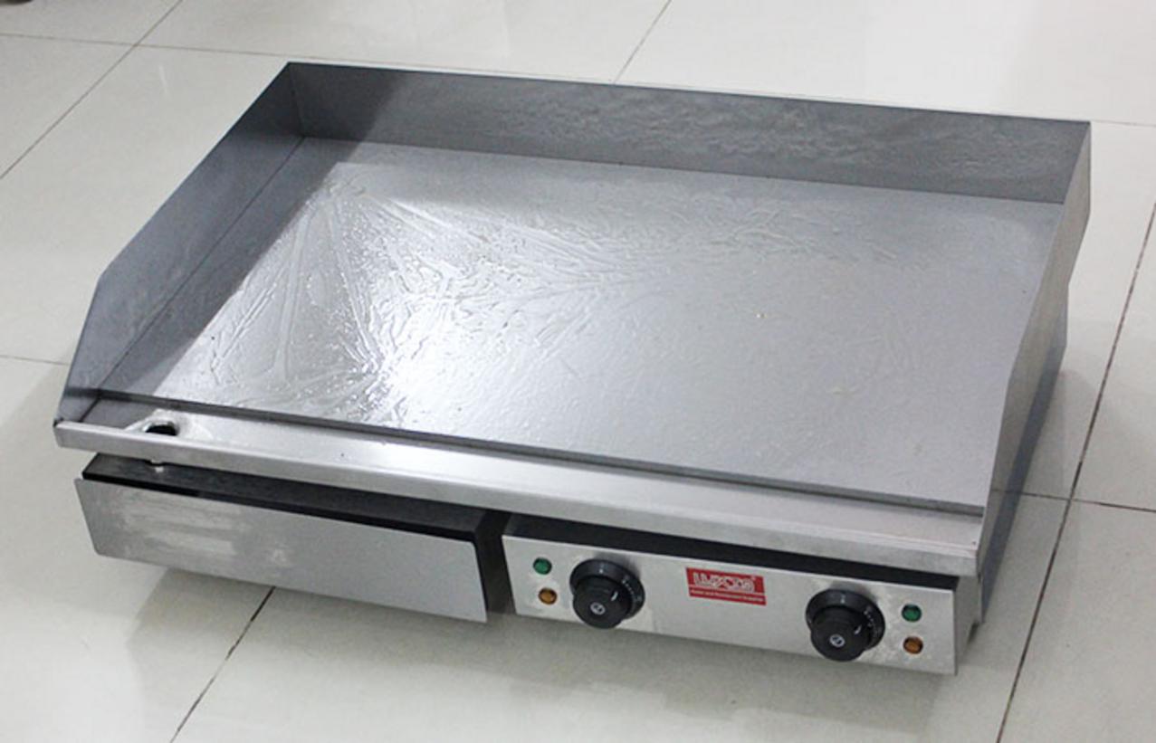 Bảng so sánh chi tiết các tiêu chí của bếp chiên phẳng dùng gas và dùng điện.