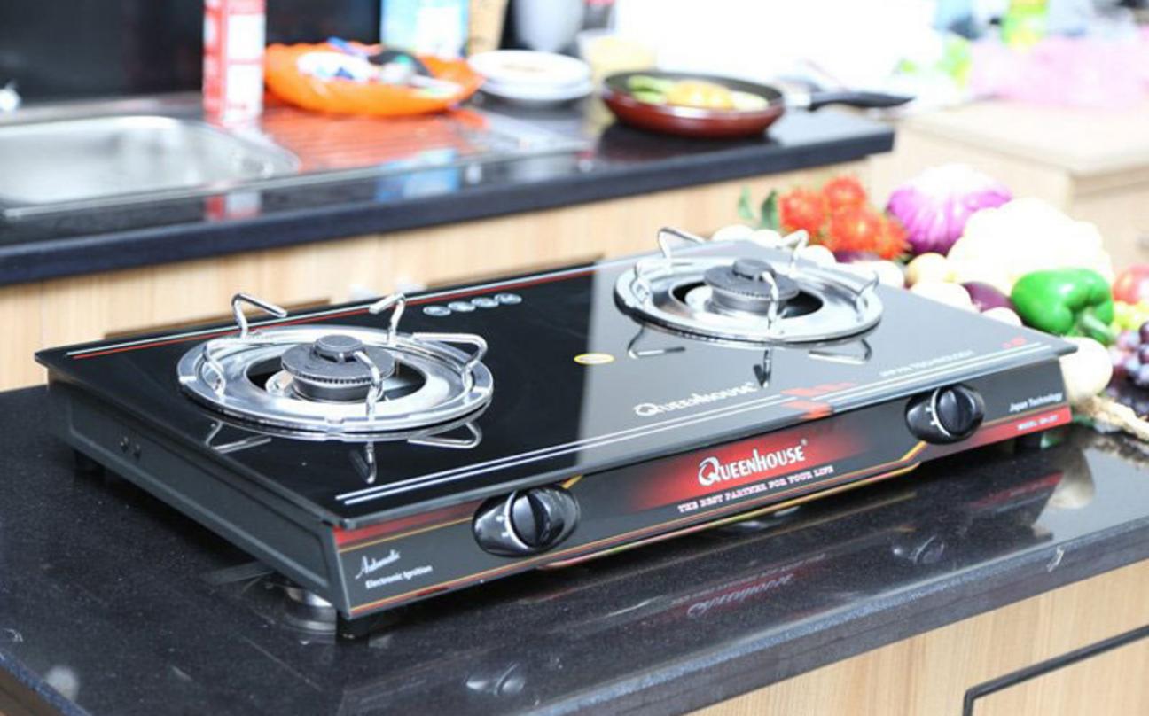 Bảng so sánh trực quan các tiêu chí giữa bếp gas dương và bếp từ.