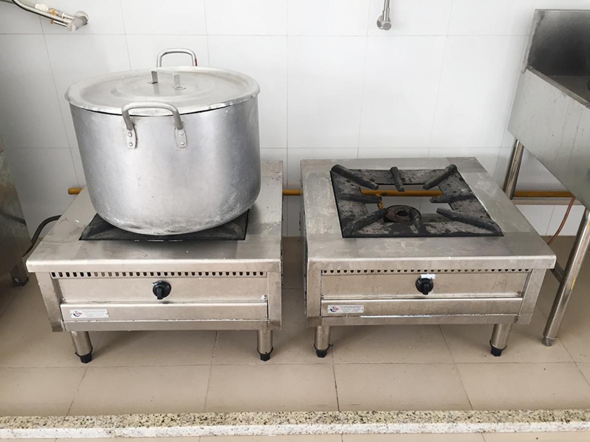 So sánh trực quan giữa bếp hầm đơn chuyên dụng và bếp Á đa năng.