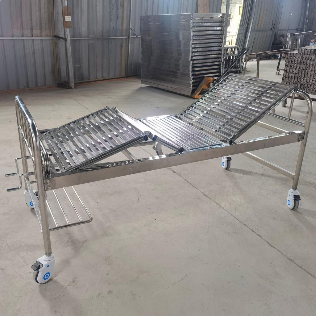 Bảng so sánh trực quan về đặc tính và ứng dụng của inox 304 và inox 316 trong y tế.