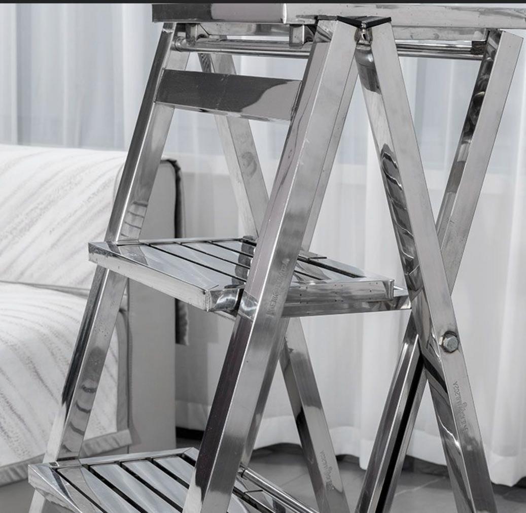 Cận cảnh bề mặt vật liệu inox 304 và nhôm để so sánh trực quan.