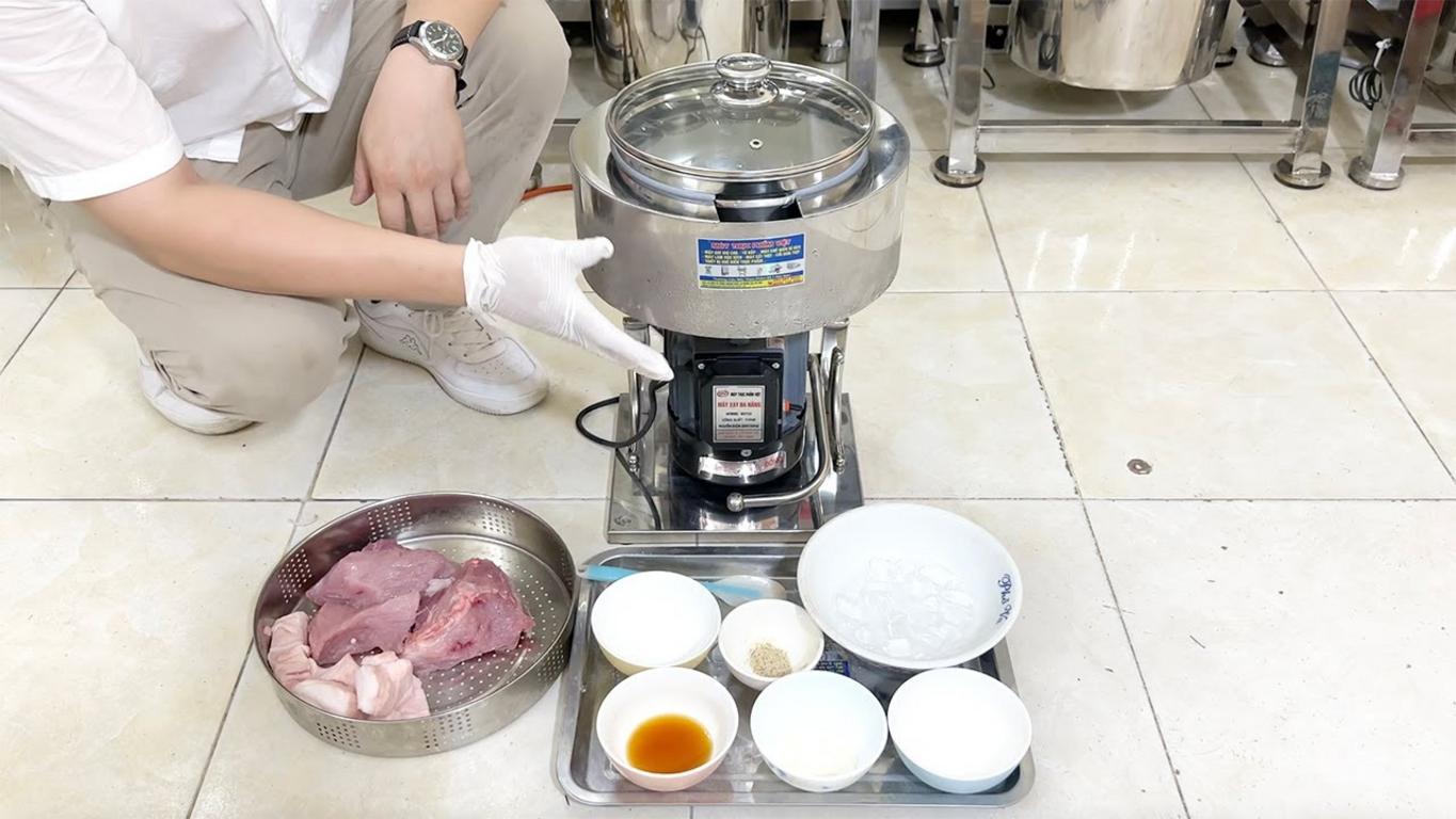 Hình ảnh đặt cạnh nhau: Máy xay giò chả (trái) và máy xay thịt công nghiệp (phải).