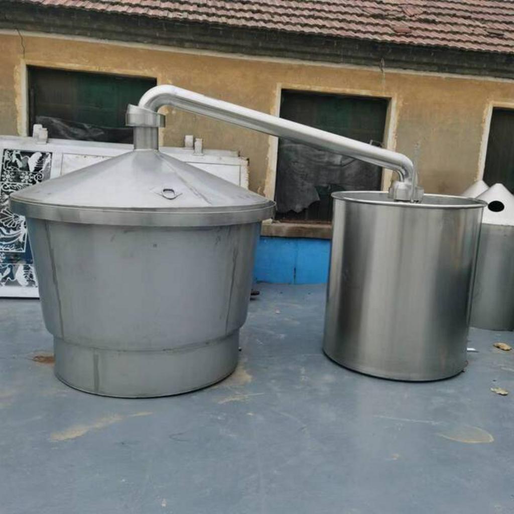 Bảng so sánh chi tiết giữa nồi nấu rượu điện và nồi nấu rượu bằng củi/than.