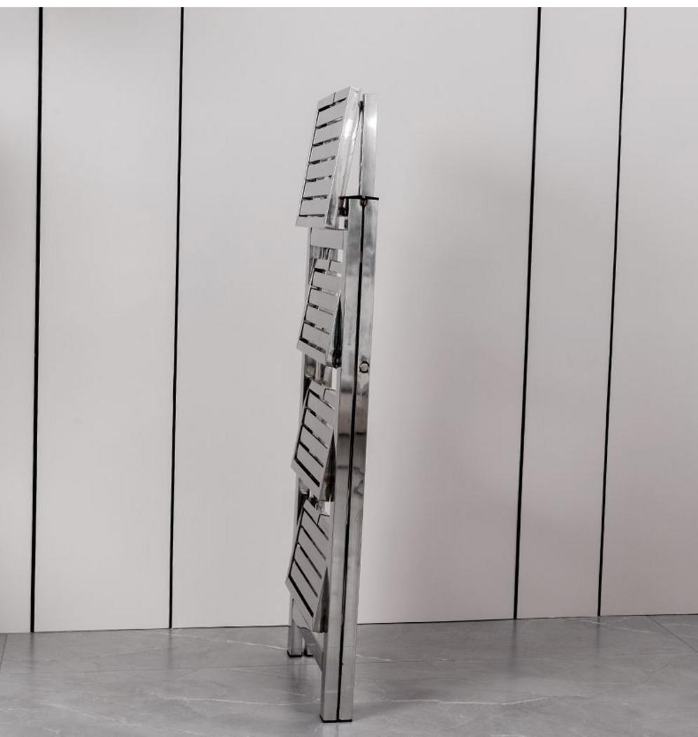 Bảng so sánh chi tiết các tiêu chí: Độ bền, Chống ăn mòn, Vệ sinh, Tải trọng, Trọng lượng và Chi phí giữa thang inox, thang nhôm và thang gỗ.