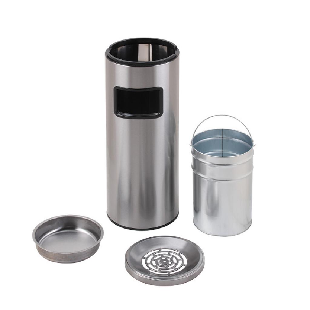 Thùng rác inox (trái) thể hiện sự sang trọng và bền bỉ hơn hẳn so với thùng rác nhựa (phải).