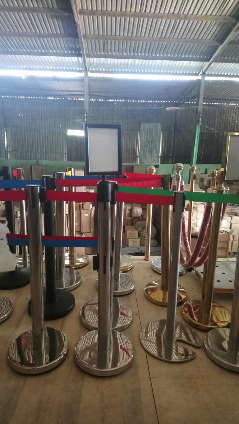 Sự xuống cấp của cột chắn thép sơn (phải) sau một thời gian sử dụng so với độ bền của cột chắn inox (trái).