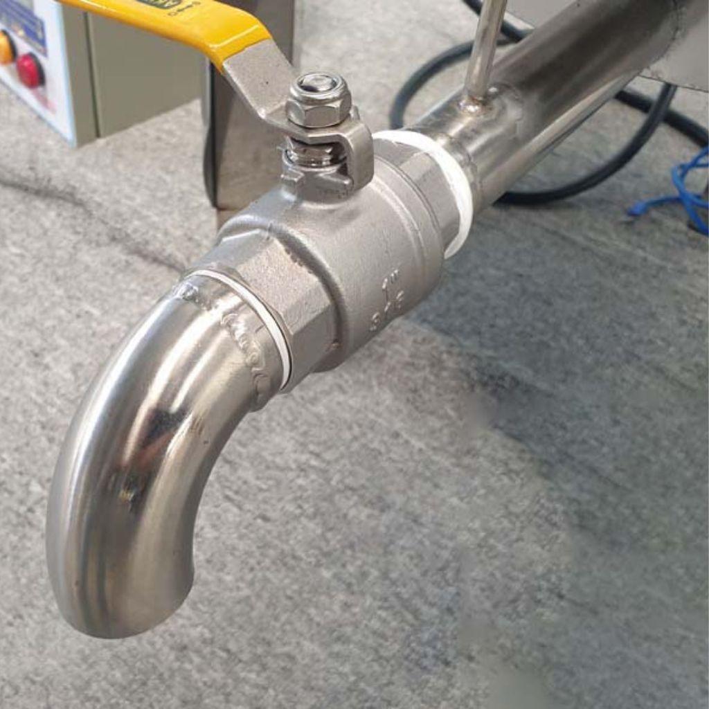 Hình ảnh so sánh bề mặt của Inox 304 (sáng bóng, không gỉ) và Inox 201 (dễ ố vàng, gỉ sét) sau một thời gian sử dụng.