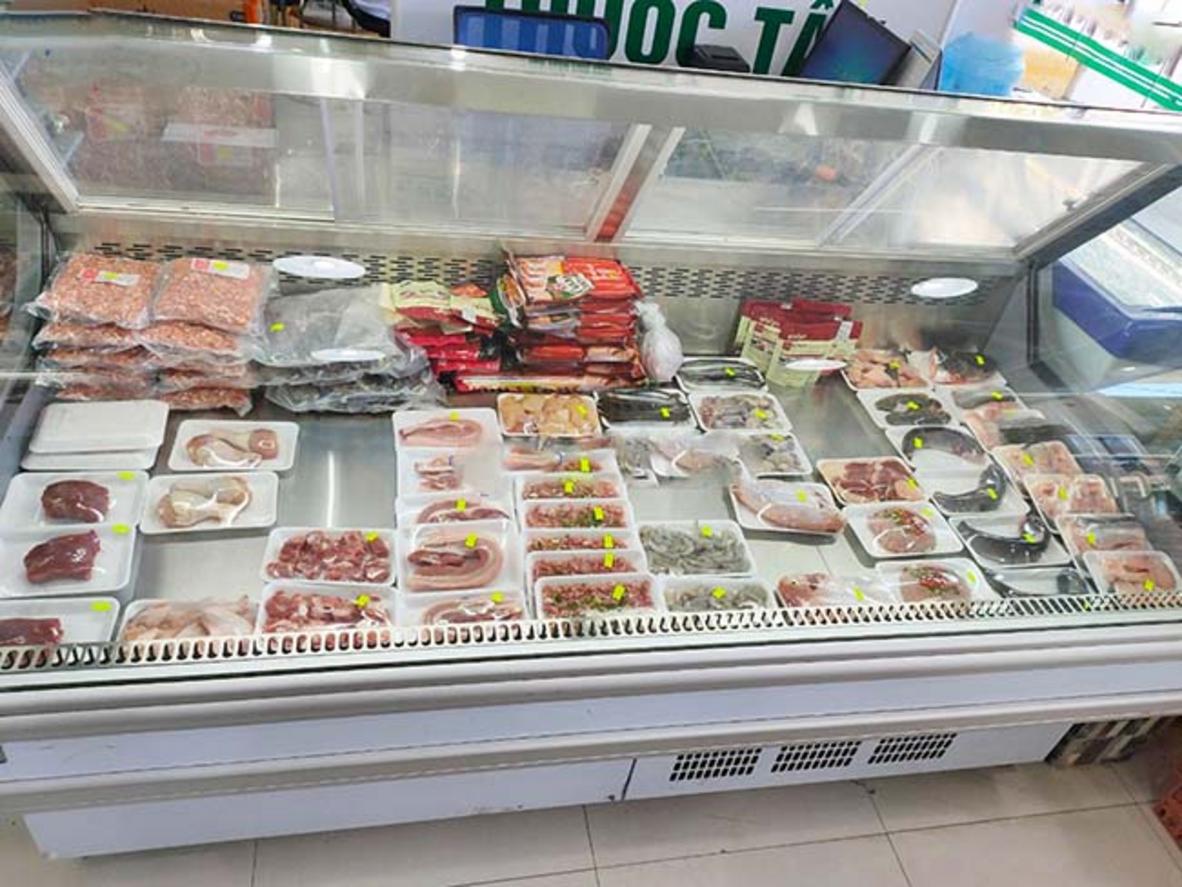 So sánh trực quan giữa Inox 304 (trái) và Inox 201 (phải) sau một thời gian sử dụng trong môi trường ẩm.