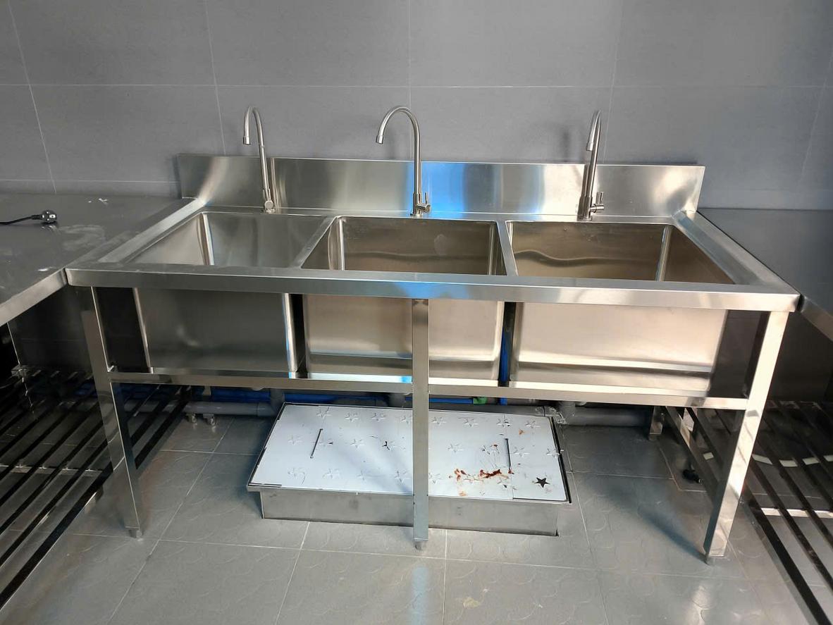 Hệ thống bàn bếp inox chuyên nghiệp tại một bếp nhà hàng khách sạn 5 sao.