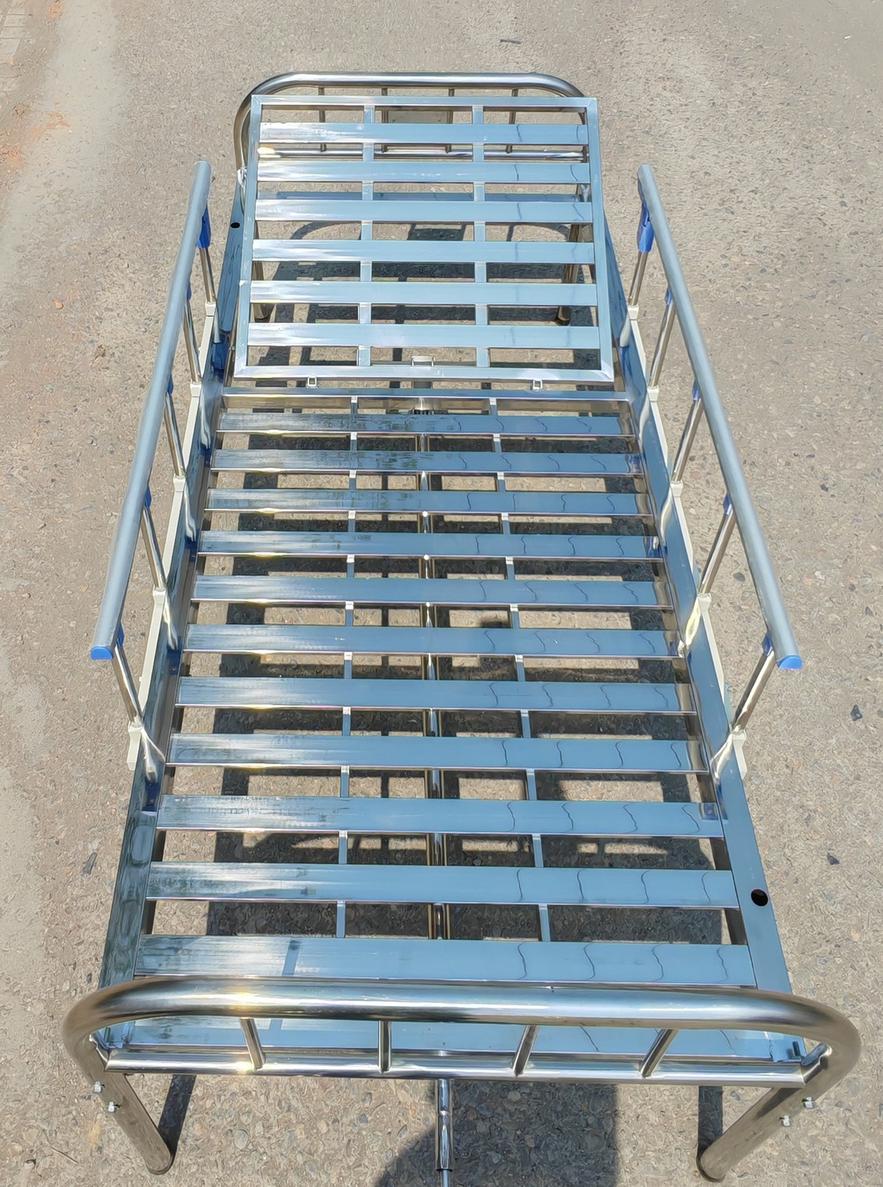 Bảng so sánh ưu nhược điểm của giường inox y tế với các loại vật liệu khác.