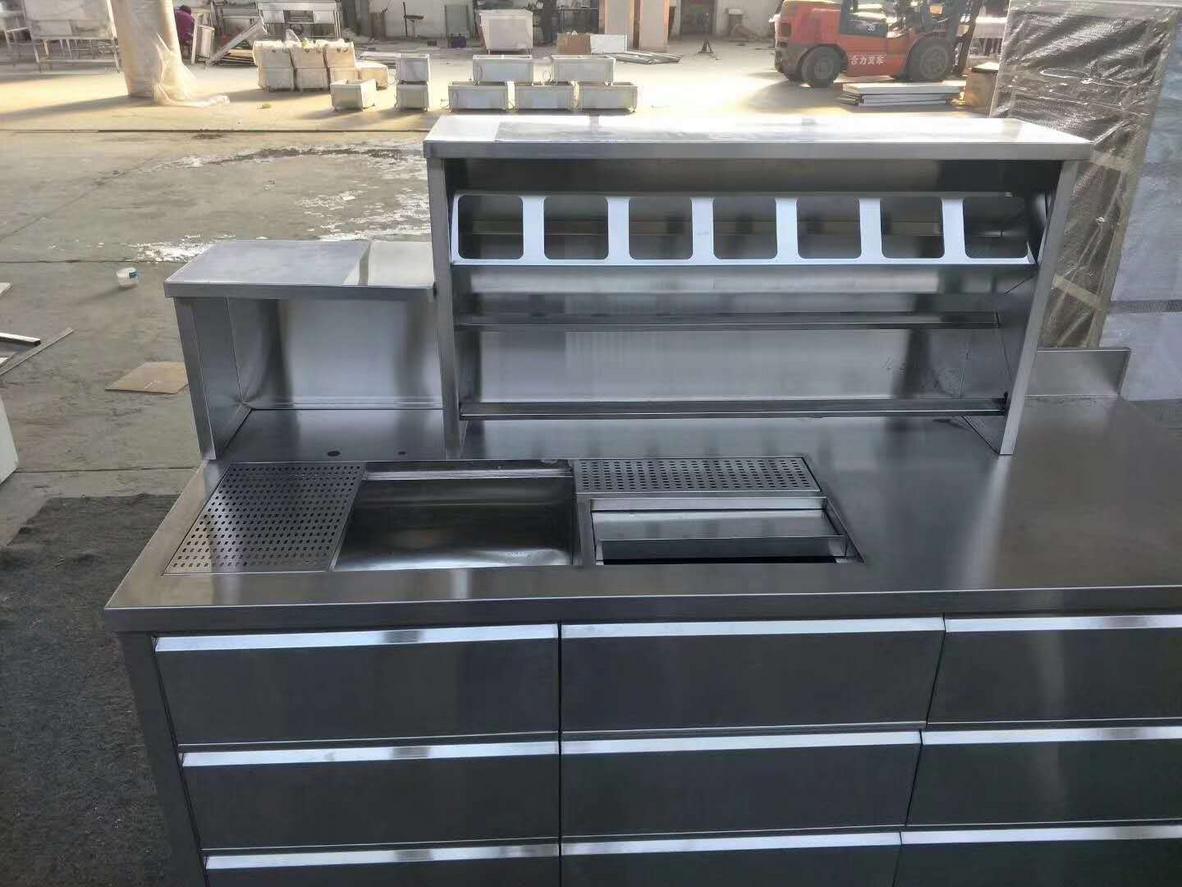 So sánh trực quan giữa bề mặt của inox 304, inox 201 bị hoen gỉ và quầy gỗ bị ẩm mốc.