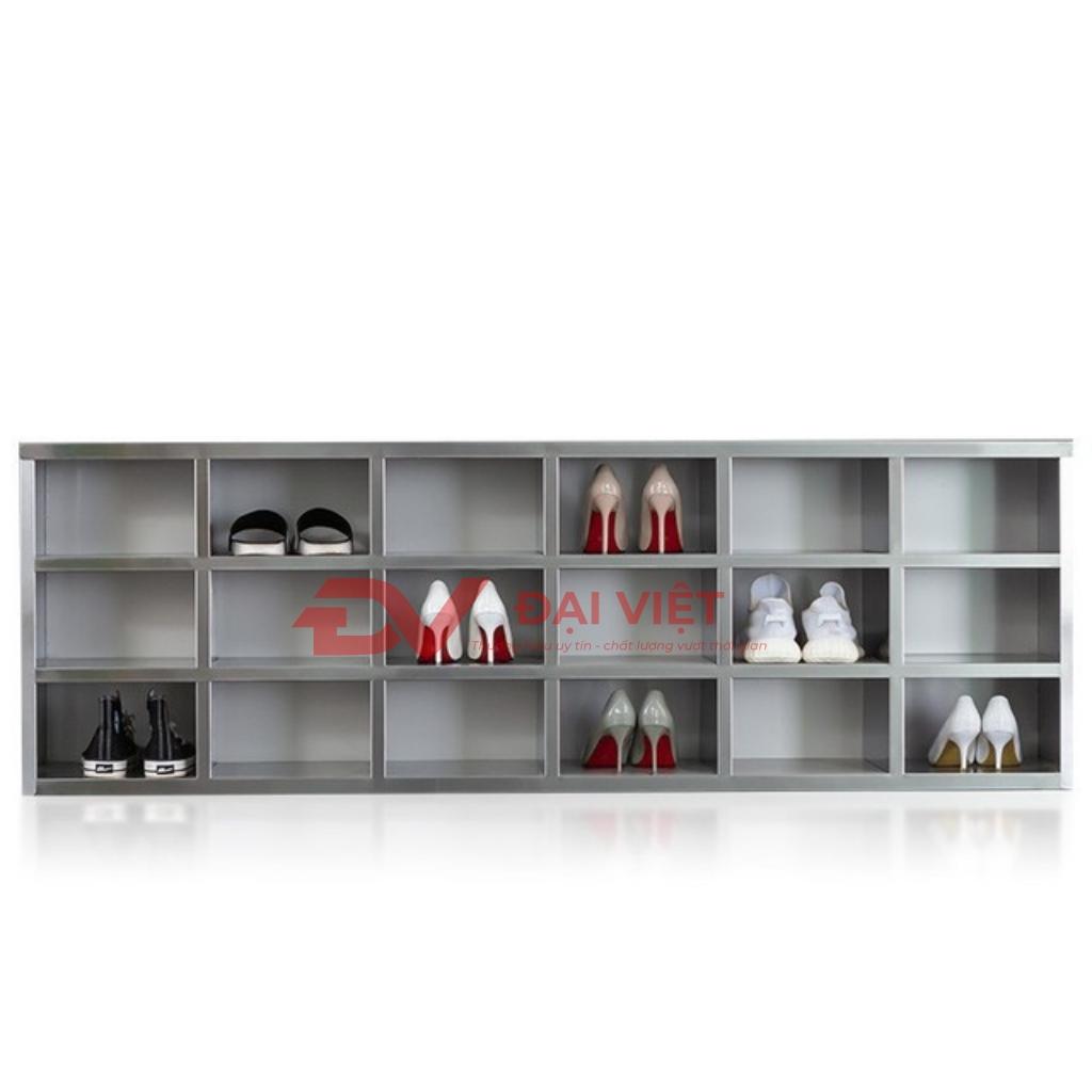 Bảng so sánh trực quan các tiêu chí: Độ bền, Chống ẩm, Vệ sinh, Thẩm mỹ, Chi phí của tủ giày Inox, Gỗ, Nhựa, Thép sơn.