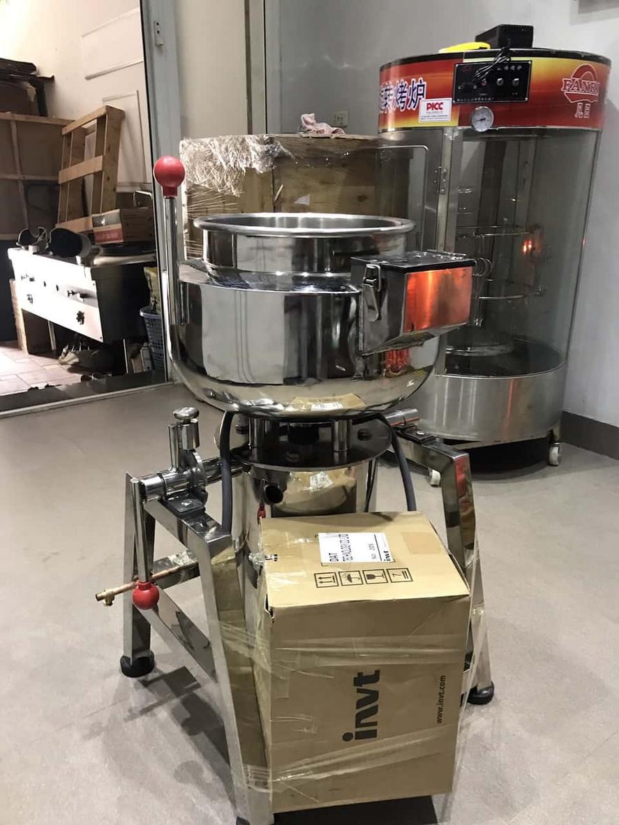 So sánh bề mặt của Inox 304 (sáng bóng, khó gỉ) và Inox 201 (dễ bị ố vàng).