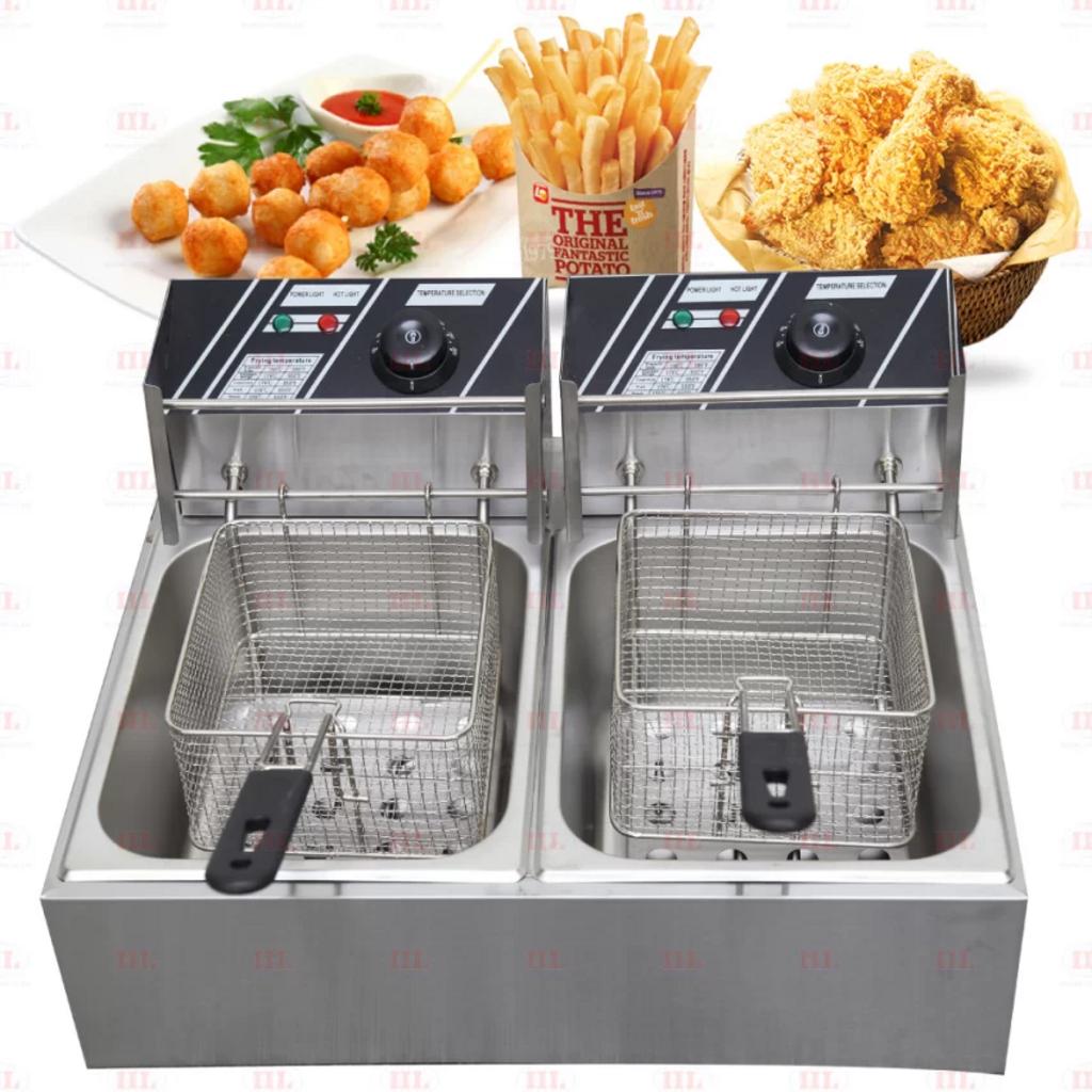 Nhân viên bếp đang thực hiện đúng quy trình vận hành bếp chiên nhúng an toàn.