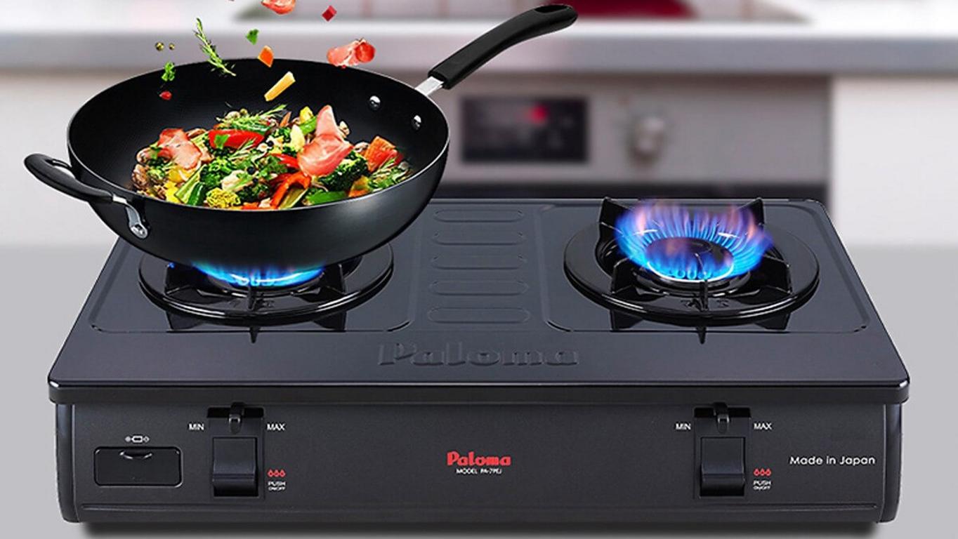 Một kỹ thuật viên đang kiểm tra và khắc phục sự cố bếp gas.