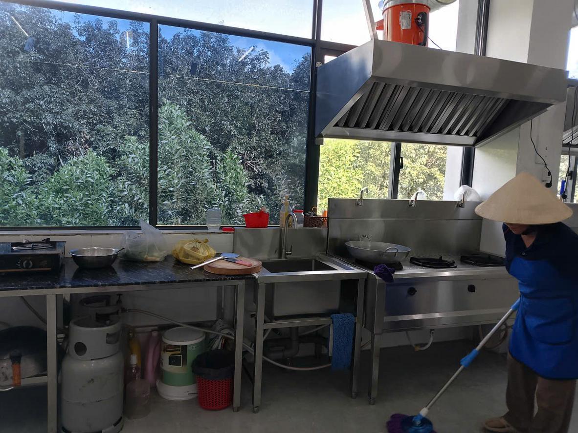 Khách hàng đang tham quan xưởng sản xuất và kiểm tra chất lượng sản phẩm trực tiếp.