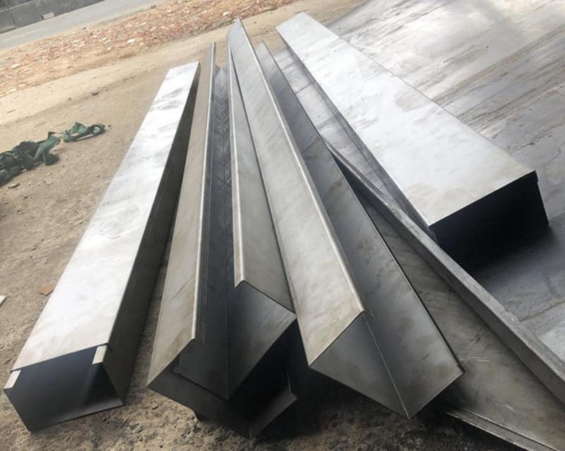 Đội ngũ kỹ thuật viên đang thực hiện công đoạn lắp đặt máng xối trên mái nhà xưởng.