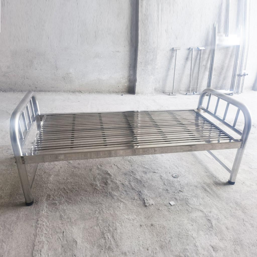 Các thiết bị y tế inox như giường, tủ, xe đẩy đóng vai trò quan trọng trong hoạt động của bệnh viện.