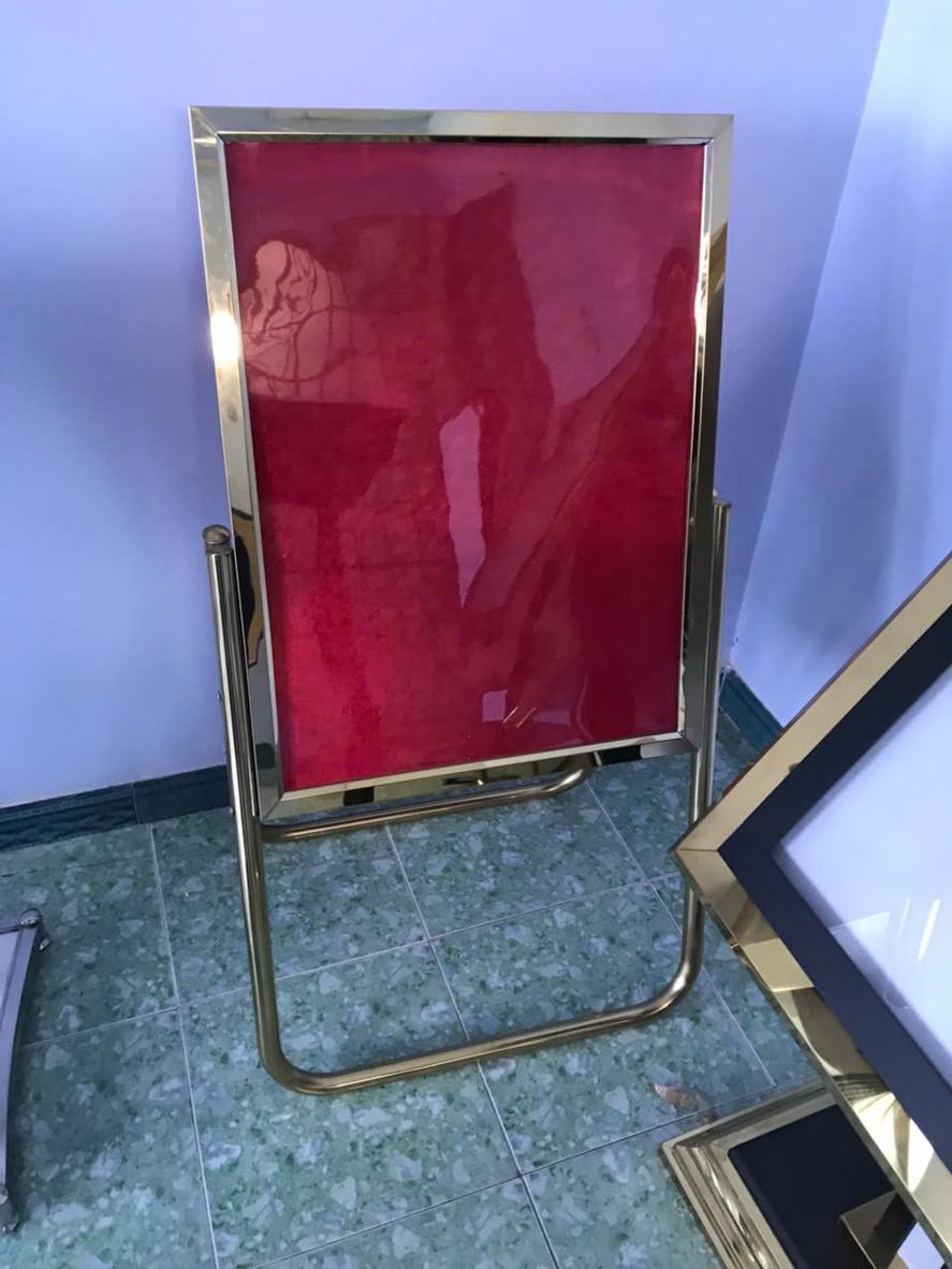 Bản vẽ kỹ thuật chi tiết của một bảng menu đứng inox, thể hiện rõ chiều cao, kích thước và độ dày vật liệu.