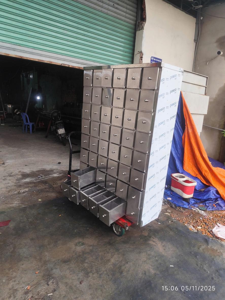 Kiểm tra mác inox và độ dày là bước quan trọng để đảm bảo chất lượng tủ thuốc.