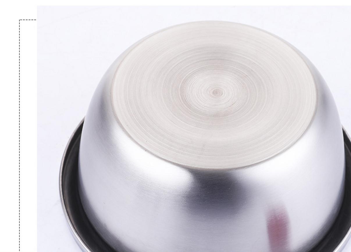 Thước kẹp kỹ thuật đang đo độ dày thực tế của thành thau inox 304 tại xưởng sản xuất.