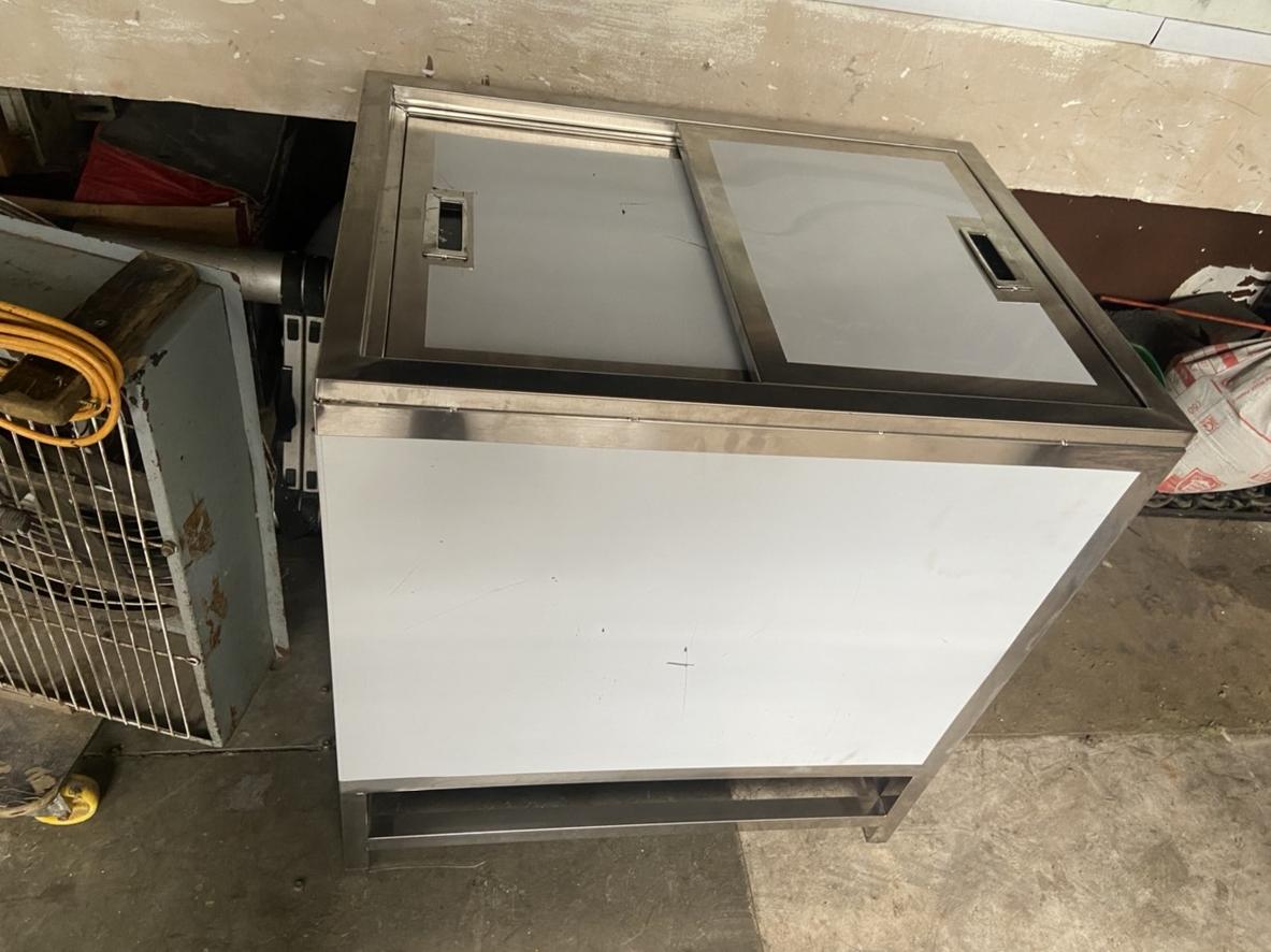 Thùng đá inox nắp trượt là trái tim của mọi quầy pha chế chuyên nghiệp.