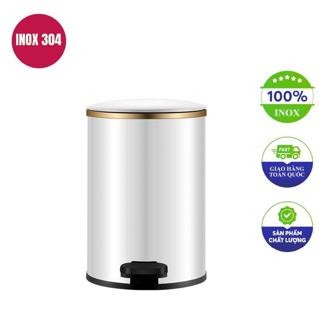 Một chiếc thùng rác inox đạp chân nhỏ gọn, phù hợp với không gian bếp hiện đại.