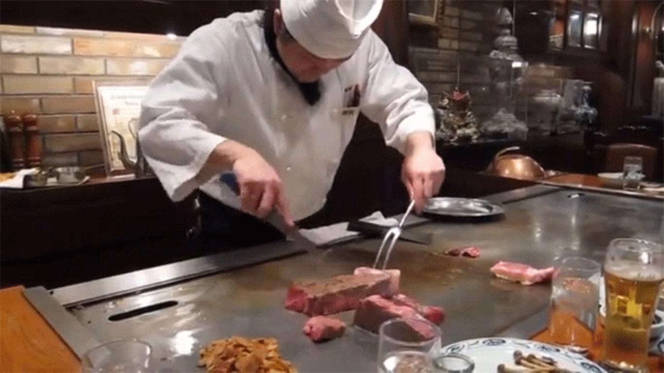 Một line bếp hoàn chỉnh kết hợp bếp chiên phẳng, bếp chiên nhúng và bếp Âu 6 họng.