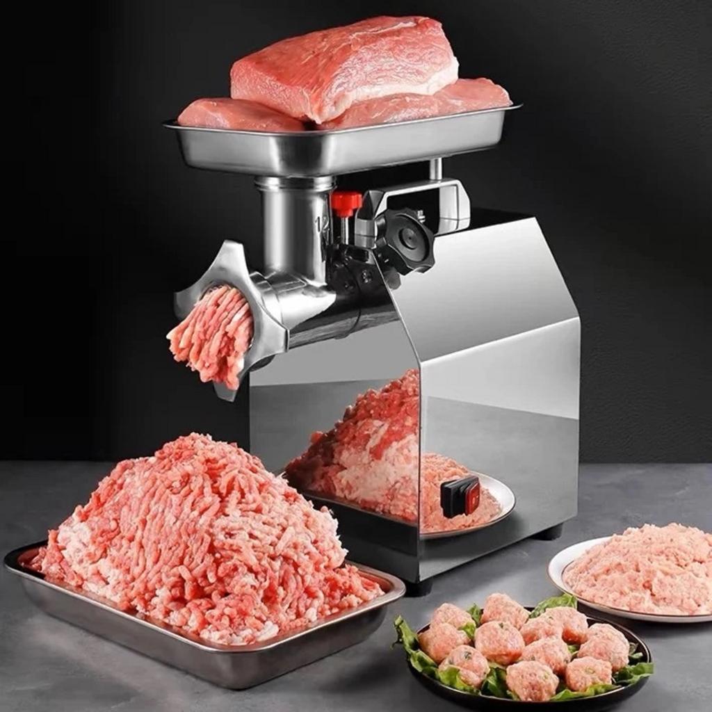 Một kỹ sư đang kiểm tra thông số kỹ thuật trên motor của máy xay thịt công nghiệp.