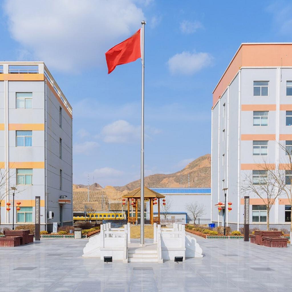 Cột cờ inox 304 lắp đặt tại trụ sở doanh nghiệp, thể hiện sự chuyên nghiệp và uy tín.